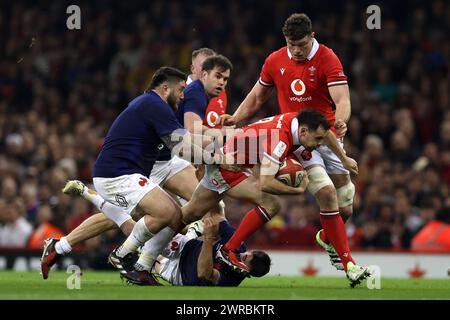 Cardiff, Großbritannien. März 2024. Tomos Williams aus Wales (c) wird angegriffen. Guinness Six Nations Championship 2024 Spiel, Wales gegen Frankreich im Fürstentum Stadion in Cardiff am Sonntag, 10. März 2024. bild von Andrew Orchard/Andrew Orchard Sportfotografie/Alamy Live News Credit: Andrew Orchard Sportfotografie/Alamy Live News Stockfoto