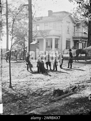 Atlanta, Georgia. Bundesbeamte stehen vor dem Haus. (Früher Hauptsitz von General John Bell Hood.), Barnard, George N., 1819-1902, Fotograf, 1864., Vereinigte Staaten, Geschichte, Bürgerkrieg, 1861-1865, Glasnegative, 1860-1870., Stereographen, 1860-1870, Glasnegative, 1860-1870, 1 negativ (2 Platten): Glas, Stereogramm, feuchtes Kollodion Stockfoto