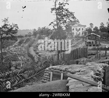 Atlanta, Ga Palisaden der Konföderierten und Chevaux de Frise in der Nähe von Potter House, Foto des Krieges im Westen. Diese Fotos sind von Sherman in Atlanta, September-November 1864. Nach dreieinhalb Monaten unaufhörlicher Manövriermanöver und harter Kämpfe zwang Sherman Hood, das Munitionszentrum der Konföderation aufzugeben. Sherman blieb dort, ruhte seine vom Krieg getragenen Männer aus und sammelte Vorräte, für fast zweieinhalb Monate. Während der Besetzung war George N. Barnard, offizieller Fotograf des Chief Engineer's Office Stockfoto