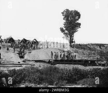 Petersburg, Virginia Der "Diktator", ein 13-Zoll-Mörser, in Position, Foto vom östlichen Hauptschauplatz des Krieges, der Belagerung von Petersburg, Juni 1864-April 1865. Knox, David, Fotograf, 1864. September, Vereinigte Staaten, Geschichte, Bürgerkrieg, 1861-1865, Ausrüstung und Vorräte, feuchtes Kollodion negativ, feuchtes Kollodion negativ, 1 negativ: Glas, feuchtes Kollodion Stockfoto