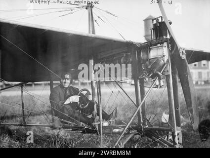 Murphy, Polizeimonoplane, Foto zeigt Charles Minthorn Murphy (1870–1950), auch bekannt als „Mile-a-Minute“ Murphy, einen Radfahrer und Polizisten, der die Idee vorschlug, Kriminelle in Flugzeugen zu jagen. Murphy sitzt in einem von Giuseppe Bellanca entworfenen Eindecker zwischen ca. 1910 und ca. 1915, Glasnegative, 1 negativ: Glas Stockfoto