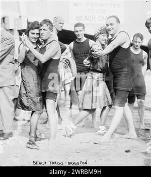 Beach Tango, Brighton, Foto zeigt Menschen in Brighton Beach, Brooklyn, New York City., zwischen ca. 1910 und ca. 1915, Brighton, Glasnegative, 1 negativ: Glas Stockfoto