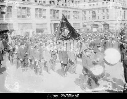 1. Mai, 14. Mai, Foto zeigt Männer mit einem Banner für die Brotherhood of Carpenters and Joiners of America, marschieren in einer Prozession am 1. Mai 1914., 1. Mai 1914, Glasnegative, 1 negativ: Glas Stockfoto