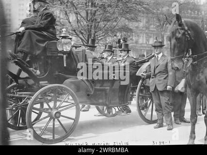 Wilson & Mitchel, 1914, Foto zeigt Präsident Woodrow Wilson mit Bürgermeister John Purroy Mitchel (1879–1918) und seinem Sekretär Joseph Patrick Tumulty in New York City während der Prozession vor dem National Memorial Service am 11. Mai 1914 zu Ehren der in Veracruz getöteten Seeleute und Marines. Mexiko während der mexikanischen Revolution., 11. Mai 1914, Glas-negative, 1 negativ: Glas Stockfoto