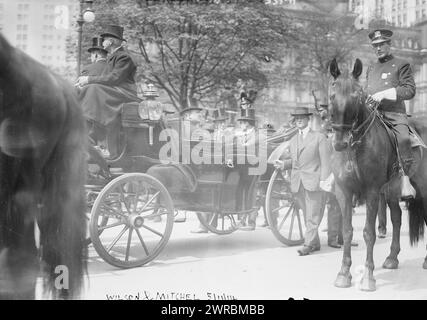 Wilson & Mitchel, 1914, Foto zeigt Präsident Woodrow Wilson mit Bürgermeister John Purroy Mitchel (1879–1918) und seinem Sekretär Joseph Patrick Tumulty in New York City während der Prozession vor dem National Memorial Service am 11. Mai 1914 zu Ehren der in Veracruz getöteten Seeleute und Marines. Mexiko während der mexikanischen Revolution., 11. Mai 1914, Glas-negative, 1 negativ: Glas Stockfoto