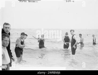 Wasserbaseball Männer spielen Baseball im Surfen. 27. Juli 1914, 27. Juli 1914, Glas-negative, 1 negativ: Glas Stockfoto