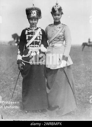 Herzogin Brunswick & Kronprinzessin Cecilie, Foto zeigt Kronprinzessin Cecilie Auguste Marie von Mecklenburg-Schwerin (1886–1954), Ehefrau des deutschen Kronprinzen Wilhelm (rechts) in Dragonerregimentuniform und Victoria Louise von Preußen (Herzogin von Braunschweig) in Uniform ihres persönlichen Husarenregiments. 1910 und ca. 1915, Glasnegative, 1 negativ: Glas Stockfoto