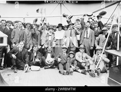 Auf LA LORRAINE am 14. August zeigt das Foto eine Gruppe an Deck des französischen Schiffes La Lorraine, das New York City im August 1914 verließ, um seine letzte transatlantische Überfahrt vor dem Ersten Weltkrieg zu machen, 5. August 1914, Glass negative, 1 negative: Glass Stockfoto