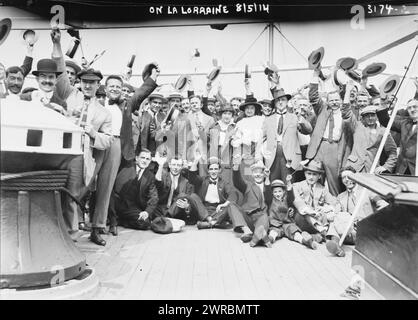 Auf LA LORRAINE am 14. August zeigt das Foto eine Gruppe an Deck des französischen Schiffes La Lorraine, das New York City im August 1914 verließ, um seine letzte transatlantische Überfahrt vor dem Ersten Weltkrieg zu machen, 5. August 1914, Glass negative, 1 negative: Glass Stockfoto