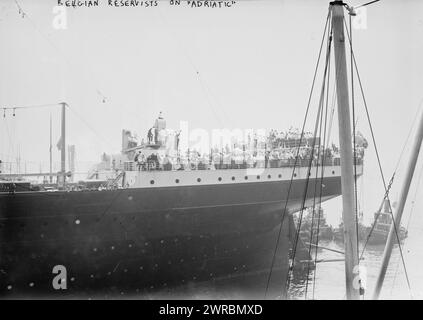 Belgische Reservisten auf der ADRIA, Foto zeigt belgische Reservisten, die zum Ersten Weltkrieg aufgerufen wurden, auf der R.M.S. Adriatic., zwischen ca. 1914 und ca. 1915, Weltkrieg, 1914-1918, Glasnegative, 1 negativ: Glas Stockfoto