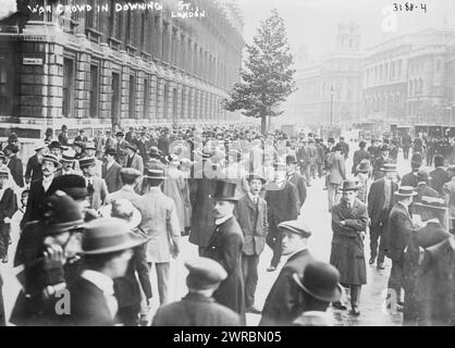 War Crowd in Downing St., London, Foto zeigt Menschenmenge in Whitehall Street, nahe der Ecke Downing Street, London, England, während des Ersten Weltkriegs, 1914, Weltkrieg, 1914-1918, Glass negative, 1 negativ: Glas Stockfoto