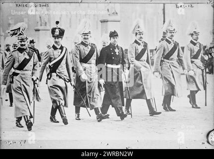 Kaiser & Söhne, Foto zeigt die Söhne Kaiser Wilhelm II.: Wilhelm, deutscher Kronprinz; Prinz Eitel Friedrich, Prinz Adalbert, Prinz August Wilhelm, Prinz Oskar und Prinz Joachim, zwischen ca. 1910 und ca. 1915, Glasnegative, 1 negativ: Glas Stockfoto