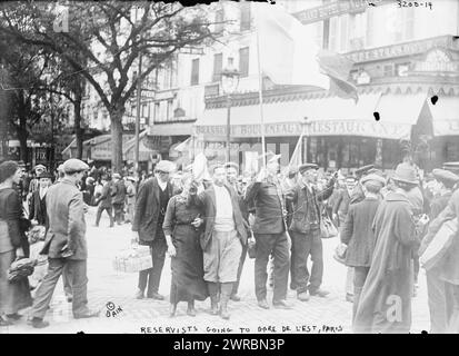 Reservisten, die zum Gare de l'Est in Paris fahren, Foto zeigt französische Reservistensoldaten, die während des Ersten Weltkriegs vor der Brasserie Bougeneaux (9 Rue de Strasbourg) in Paris, Frankreich, auf ihrem Weg zum Gare de l'Est marschieren. 1914 und ca. 1915, Weltkrieg, 1914-1918, Glasnegative, 1 negativ: Glas Stockfoto