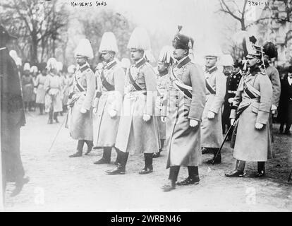 Kaisers Söhne, Foto zeigt die Söhne Kaiser Wilhelm II.: Wilhelm, deutscher Kronprinz; Prinz Eitel Friedrich, Prinz Adalbert, Prinz August Wilhelm, Prinz Oskar und Prinz Joachim, zwischen ca. 1910 und ca. 1915, Glasnegative, 1 negativ: Glas Stockfoto