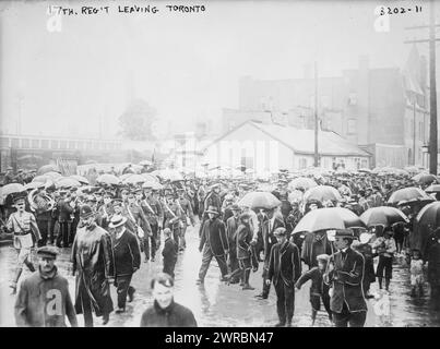 17th Reg't, d. h., das Regiment verlässt Toronto, Foto zeigt die Menge, die kanadische Soldaten des 17th Regiments in Toronto, Kanada während des Ersten Weltkriegs zwischen ca. 1914 und ca. 1915, Weltkrieg, 1914-1918, Glasnegative, 1 negativ: Glas Stockfoto