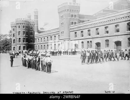 Das Foto zeigt kanadische Soldaten, die während des Ersten Weltkriegs in Toronto, Kanada, zwischen ca. 1914 und ca. 1915, Weltkrieg, 1914-1918, Glasnegative, 1 negativ: Glas Stockfoto