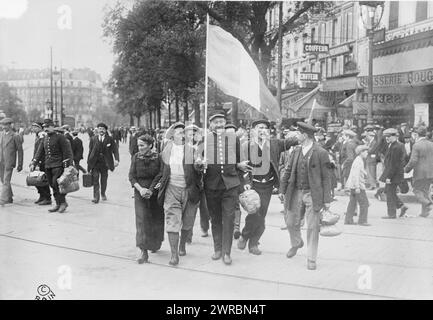 Französische Reservisten auf dem Weg zum Bahnhof R.R. in Paris, Foto zeigt französische Reservisten, die während des Ersten Weltkriegs vor der Brasserie Bougeneaux (9 Rue de Strasbourg) in Paris, Frankreich, auf ihrem Weg zum Gare de l'Est, zwischen ca. 1914 und ca. 1915, Weltkrieg, 1914-1918, Glasnegative, 1 negativ: Glas Stockfoto