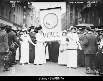 Die Friedensparade, Portia Willis, zeigt Teilnehmer einer Frauenfriedensparade auf der Fifth Avenue in New York City am 29. August 1914, kurz nach Beginn des Ersten Weltkriegs Chief Marschall Portia Willis FitzGerald (ca. 1887-?) Auf der rechten Seite., 29. August 1914, Glasnegative, 1 negativ: Glas Stockfoto