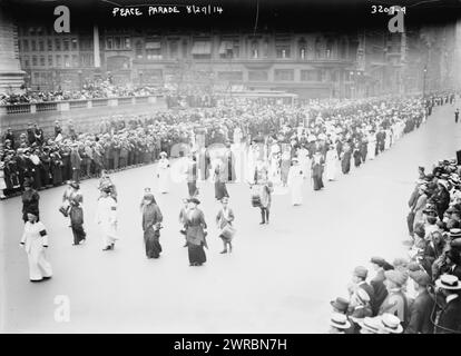 Friedensparade, Foto zeigt die Friedensparade der Frauen auf der Fifth Avenue in New York City am 29. August 1914 kurz nach Beginn des Ersten Weltkriegs, 29. August 1914, Glass negative, 1 negative: Glass Stockfoto