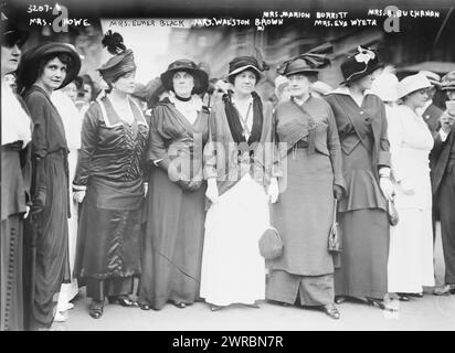 Mrs. Howe, Mrs. Elmer Black, Mrs. Walston Brown, Mrs. Marion Burritt Mrs. B. Buchannan, Mrs. Eva Wyeth, Foto zeigt Margaret Vale Howe, Madeleine Powell Balck, Vorsitzende der American Peace and Arbitration League, Eve Rovert Ingersoll Brown und Miss Marion T. Burritt. Frauen nahmen am 29. August 1914, kurz nach Beginn des Ersten Weltkriegs, an einer Frauenfriedensparade entlang der Fifth Avenue in New York City Teil, am 29. August 1914, Glass negative, 1 negative: Glass Stockfoto