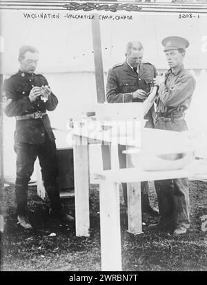 Vaccine, Valcartier Camp, Kanada, Foto zeigt, wie ein kanadischer Soldat auf der Canadian Forces Base Valcartier, Saint-Gabriel-de-Valcartier, Quebec, geimpft wird. Das Lager wurde im August 1914 als Teil der Mobilisierung der Canadian Expeditionary Force zu Beginn des Ersten Weltkriegs zwischen CA. 1914 und ca. 1915, Weltkrieg, 1914-1918, Glasnegative, 1 negativ: Glas Stockfoto