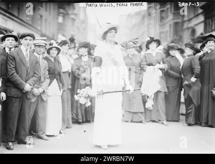 Die Friedensparade, Portia Willis, zeigt Teilnehmer der Frauenfriedensparade auf der Fifth Avenue in New York City am 29. August 1914, kurz nach Beginn des Ersten Weltkriegs Chief Marschall Portia Willis FitzGerald (ca. 1887-?) Ist in der Mitte., 29. August 1914, Glasnegative, 1 negativ: Glas Stockfoto