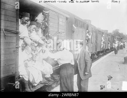 In Champigny, wo man algerischen Truppen Wein schenkt, zeigt das Foto Menschen, die algerische Soldaten während des Ersten Weltkriegs in Champigny-sur-Marne, Frankreich, Wein schenken. 1914 und ca. 1915, Weltkrieg, 1914-1918, Glasnegative, 1 negativ: Glas Stockfoto