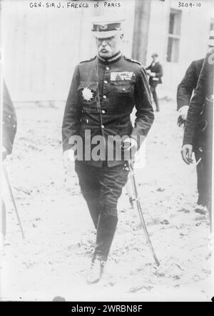 General Sir J. French in Paris, Foto zeigt den britischen Offizier John Denton Pinkstone French (1852–1925), der während des Ersten Weltkriegs als erster Oberbefehlshaber der britischen Expeditionstruppe in Paris diente. 1914 und ca. 1915, Weltkrieg, 1914-1918, Glasnegative, 1 negativ: Glas Stockfoto