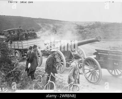 Französische Belagerungskanone, Foto zeigt französische Soldaten in einem Motortraktor, der zu Beginn des Ersten Weltkriegs eine große Kanone entlang der Straße zieht, zwischen ca. 1914 und ca. 1915, Weltkrieg, 1914-1918, Glasnegative, 1 negativ: Glas Stockfoto