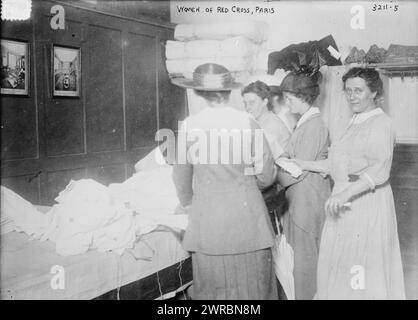 Frauen des Roten Kreuzes, Paris, Foto zeigt Frauen, die am Roten Kreuz in Paris, Frankreich, zu Beginn des Ersten Weltkriegs, zwischen ca. 1914 und ca. 1915, Weltkrieg, 1914-1918, Glasnegative, 1 negativ: Glas Stockfoto