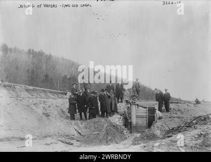 Joing of Waters, Cape Cod Canal, Foto zeigt August Belmont, Präsident der Cape Cod Canal Construction Company, und andere Würdenträger im Foley's Dock, Massachusetts., 21. April 1914, Cape Cod Canal, Glass negative, 1 negativ: Glas Stockfoto