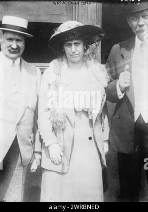 Mrs. A. Conan Doyle, Foto zeigt Arthur Conan Doyles zweite Ehefrau Jean Elizabeth Leckie mit Arthur Conan Doyle (1859-1930) (rechts)., zwischen ca. 1910 und ca. 1915, Glasnegative, 1 negativ: Glas Stockfoto