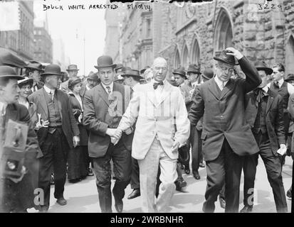 Bouck White verhaftet, Foto zeigt die Verhaftung des Pfarrers und Sozialisten Bouck White (1874–1951), der wegen Unterbrechung eines Gottesdienstes in der Calvary Baptist Church, West 57th Street, New York City, der Kirche, in der John D. Rockefeller anbetete, inhaftiert wurde., 10. Mai 1914, Glass negative, 1 negative: Glass Stockfoto