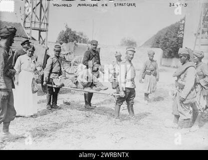 Verwundeter Marokkaner auf einer trage, Foto zeigt einen verwundeten Soldaten aus Marokko auf einer trage während des Ersten Weltkriegs, zwischen ca. 1914 und ca. 1915, Weltkrieg, 1914-1918, Glasnegative, 1 negativ: Glas Stockfoto