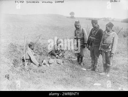 Französisch Succoring verwundete Deutsche, Foto zeigt französische marokkanische Soldaten, zwischen Villeroy und Neufmoutiers, Frankreich, Pflege eines verwundeten deutschen Soldaten während des Ersten Weltkrieges, 1914, Weltkrieg, 1914-1918, Glasnegative, 1 negativ: Glas Stockfoto