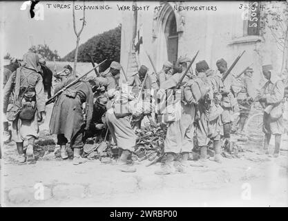 Turcos untersuchen Kriegsbeute in Neufmentiers, Foto zeigt algerische Tirailleure (Infanterie-Soldaten) in Chauconin-Neufmontiers, Frankreich während des Ersten Weltkriegs, 1914, des Weltkriegs, 1914-1918, Glasnegative, 1 negativ: Glas Stockfoto