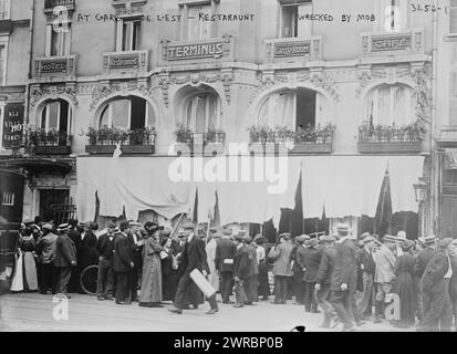 Am Gare de L'Est, Restaurant, das von Mob verwüstet wurde, Foto zeigt Restaurant in Paris, Frankreich, das während der antideutschen Gewalt zu Beginn des Ersten Weltkriegs von einem Mob angegriffen wurde, 1914, Weltkrieg, 1914-1918, Glasnegative, 1 negativ: Glas Stockfoto