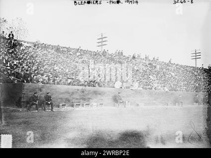 Fans in Bleachers im Shibe Park, Philadelphia, für das erste Spiel der World Series (Baseball), 9. Oktober 1914, Glass negative, 1 negative: Glass Stockfoto