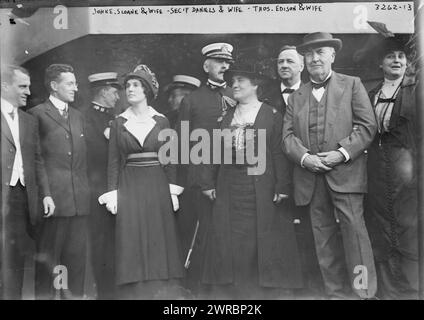 John E. Sloane & Ehefrau, SEC'y Daniels & Ehefrau Thos. Edison & Wife, Foto zeigt den Flugzeughersteller John Eyre Sloane (1886–1970) und seine Frau (Madeline Edison), den Marineminister Josephus Daniels (1862–1948) und seine Frau (Addie Worth Bagley Daniels) sowie Thomas Alva Edison (1847–1931) mit seiner Frau (Mina Miller). Die Gruppe besuchte die Brooklyn Navy Yard, New York City., 12. Oktober 1914, Glass negative, 1 negative: Glass Stockfoto