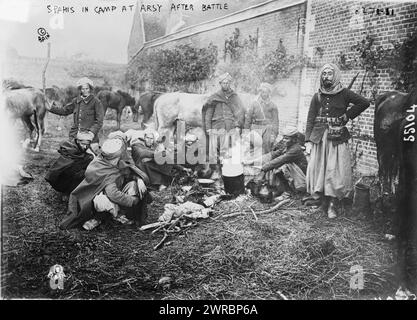 Spahis im Lager in Arsy nach der Schlacht, Foto zeigt marokkanische französische Soldaten um ein Feuer herum, wahrscheinlich in Ribecourt, Frankreich während des Ersten Weltkriegs, 1914, des Weltkriegs, 1914-1918, Glasnegative, 1 negativ: Glas Stockfoto