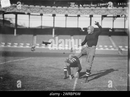 Clark & Norcross (Braun), Foto zeigt Quarterback Leslie Russell Clark (Klasse 1918) und Linksverteidiger Leonard Hulit Norcross (Klasse 1918), er spielte für das Fußballteam der Brown University in einem Spiel gegen die Cornell University, das am 24. Oktober 1914 im Polo Grounds (Brush Stadium) in New York stattfand., 24. Oktober 1914, Glass negative, 1 negative: Glass Stockfoto