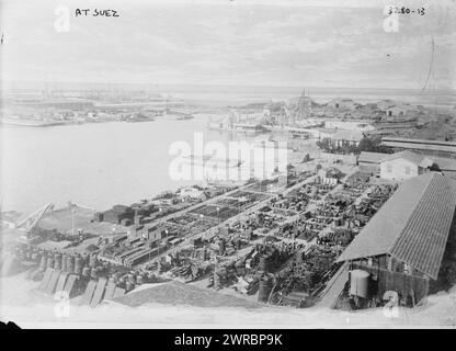 In Suez zeigt das Foto eine Luftaufnahme des Suez-Kanals, Ägypten mit Gebäuden., zwischen ca. 1914 und ca. 1915, Glasnegative, 1 negativ: Glas Stockfoto