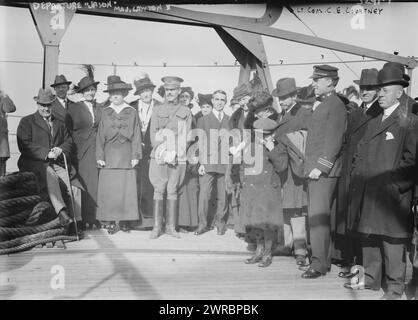 Abreise von JASON: Mrs. Chas. Saltzman, Mrs. Lawton, Major Lawton, C.O. Laughlin, Mrs. L. Wood, Frau W. Draper, G. McAneny, G.R. Adamson, Lt. C.E. Courtney, Foto zeigt die Abreise der US-amerikanischen Jason, die am 14. November 1914 von New York aus segelte und etwa 6 Millionen Geschenke für die Kinder Europas trug, die vom Ersten Weltkrieg betroffen waren Zu den dargestellten Personen gehören: Frau Leonard Wood, Ehefrau des Befehlshabers der Armee des Ostens; Frau W.K. Draper (Helen Fidelia Draper), Leiter des New Yorker Kapitels des Roten Kreuzes; George McAneny Stockfoto