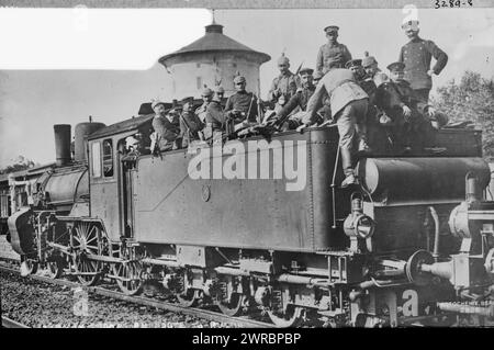 Deutsche Truppen auf dem Weg nach Russland, Foto zeigt deutsche Soldaten auf einer Eisenbahnlokomotive, die während des Ersten Weltkriegs zwischen ca. 1914 und ca. 1915, Weltkrieg, 1914-1918, Glasnegative, 1 negativ: Glas Stockfoto