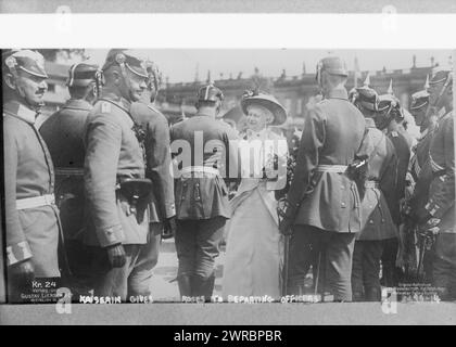 Kaiserin überreicht Rosen an abgehende Offiziere, Foto zeigt Augusta Viktoria von Schlewig-Holstein (1858–1921) letzte deutsche Kaiserin und Königin von Preußen mit deutschen Soldaten während des Ersten Weltkriegs, zwischen 1914 und ca. 1915, Weltkrieg, 1914-1918, Glasnegative, 1 negativ: Glas Stockfoto