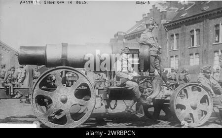 Österreichisches Belagerungsgewehr in Belg. Das Foto in Belgien zeigt das Fasssegment einer Haubitze Skoda 305 mm Modell 1911. Die österreichisch-ungarische Armee leihte im August 1914 acht dieser Geschütze an die deutsche Armee und sie wurden zur Zerstörung der belgischen Befestigungsanlagen in Lüttich und anderen Orten eingesetzt. 1914 und ca. 1915, Weltkrieg, 1914-1918, Glasnegative, 1 negativ: Glas Stockfoto