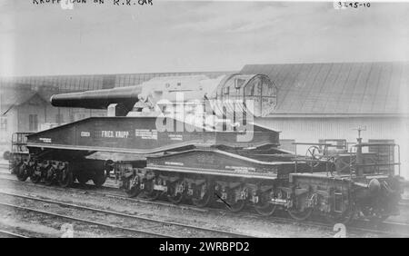 Krupp Gun auf R.R. Auto, Foto zeigt eine Krupp Gun auf einem Eisenbahnwagen während des Ersten Weltkriegs, 1914, Weltkrieg, 1914-1918, Glasnegative, 1 negativ: Glas Stockfoto