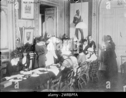 Paris, Rotes Kreuz, Foto zeigt Frauen, die während des Ersten Weltkriegs für das Rote Kreuz in Paris arbeiteten. 1914 und ca. 1915, Weltkrieg, 1914-1918, Glasnegative, 1 negativ: Glas Stockfoto