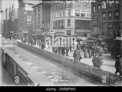 Weihnachtsmenschen, 42d St. Fifth Ave., Foto zeigt eine überfüllte Fifth Avenue zur Weihnachtszeit in New York City. Von den Stufen der New York Public Library, mit Blick nach Norden, zwischen ca. 1910 und ca. 1915, Glasnegative, 1 negativ: Glas Stockfoto