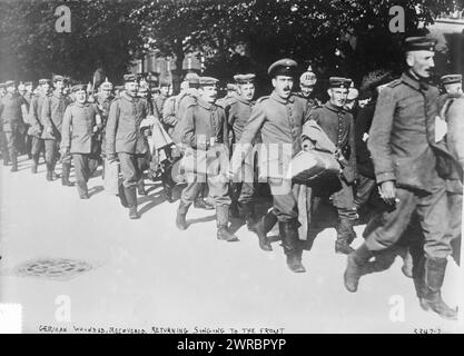 Deutsche Verwundete, erholte, wieder singend an die Front, Foto zeigt deutsche Soldaten, die während des Ersten Weltkriegs auf der Straße marschieren und singen, zwischen ca. 1914 und ca. 1915, Weltkrieg, 1914-1918, Glasnegative, 1 negativ: Glas Stockfoto